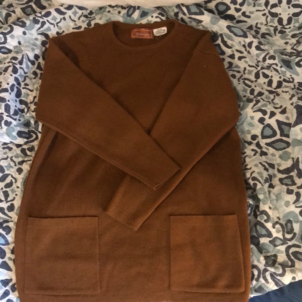 Classy, wool sweater with button on scarf